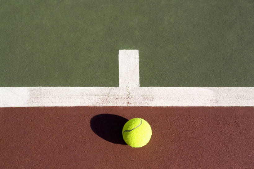 无人,横图,俯视,室外,特写,白天,网球,静物,阴影,光线,影子,球场,网球场,网球装备,运动器械,场地,一个,绿色,阳光,健身器械,单个,健身器材,网球运动,彩图,高角度拍摄,网球场地,硬地场,运动器材