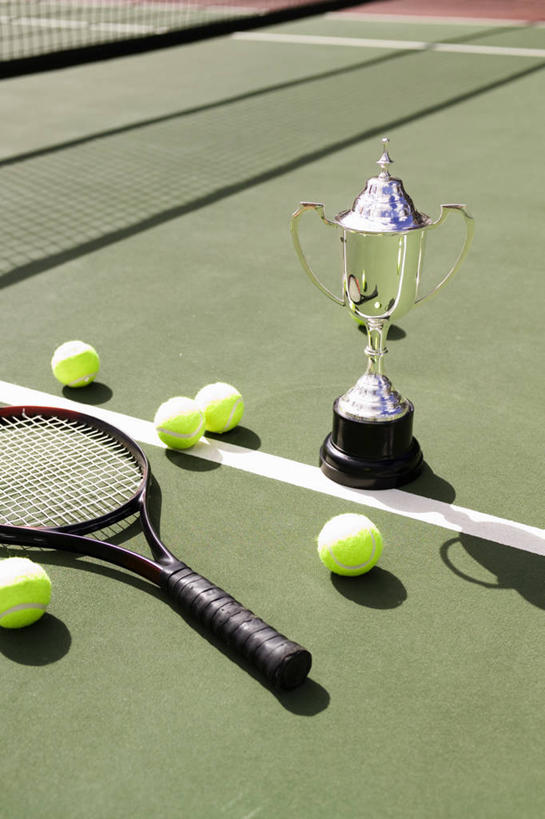 无人,竖图,俯视,室外,特写,白天,成功,胜利,网球,静物,许多,阴影,光线,网球拍,影子,球场,网球场,球拍,网球装备,很多,运动器械,场地,一个,绿色,阳光,健身器械,光彩,单个,健身器材,荣誉,奖品,荣耀,光荣,网球运动,彩图,高角度拍摄,网球场地,硬地场,运动器材,奖杯