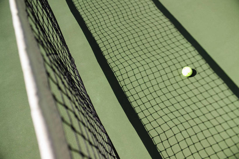 无人,横图,俯视,室外,白天,网球,阴影,光线,影子,球场,网球场,球网,网球装备,运动器械,场地,一个,绿色,阳光,健身器械,单个,健身器材,网球球网,网球运动,彩图,高角度拍摄,网球场地,硬地场,运动器材