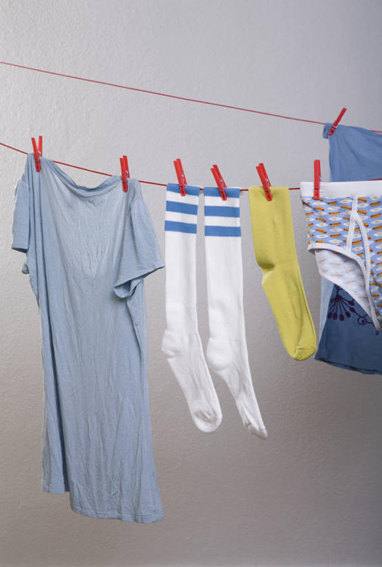 无人,竖图,室内,特写,白天,正面,静物,一排,吊挂,悬挂,灰色背景,服装,整齐,塑料,挂,休闲装,袜子,排列,衣服,夹子,晾衣绳,绳子,塑料制品,休闲,休闲服,摄影,服饰,影棚,长袜,队列,衣夹,长筒袜,长统袜,彩图,影棚拍摄,拍摄