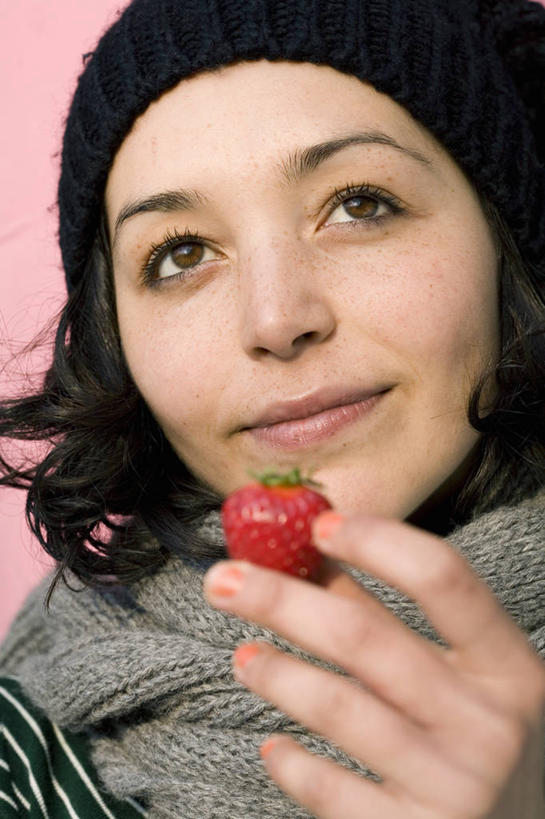 西方人,脸,头,脸颊,手,头发,一个人,笑,微笑,竖图,室外,特写,白天,正面,草莓,浆果,水果,欧洲,欧洲人,仅一个年轻女性,仅一个女性,仅一个人,握,新鲜,装饰,生食,食品,果实,拿,拿着,注视,食物,一个,红色,黑色,围巾,观察,看,温暖,手部,握着,有机食品,绿色食品,单个,围脖,观看,保暖,单手,华丽,点缀,察看,御寒,关注,衬托,美观,雅致,雅观,年轻女性,女人,女性,白种人,头部,卷发,脸部,脸蛋,面部,洋莓,水果皇后,红莓,地莓,半身,彩图,短发