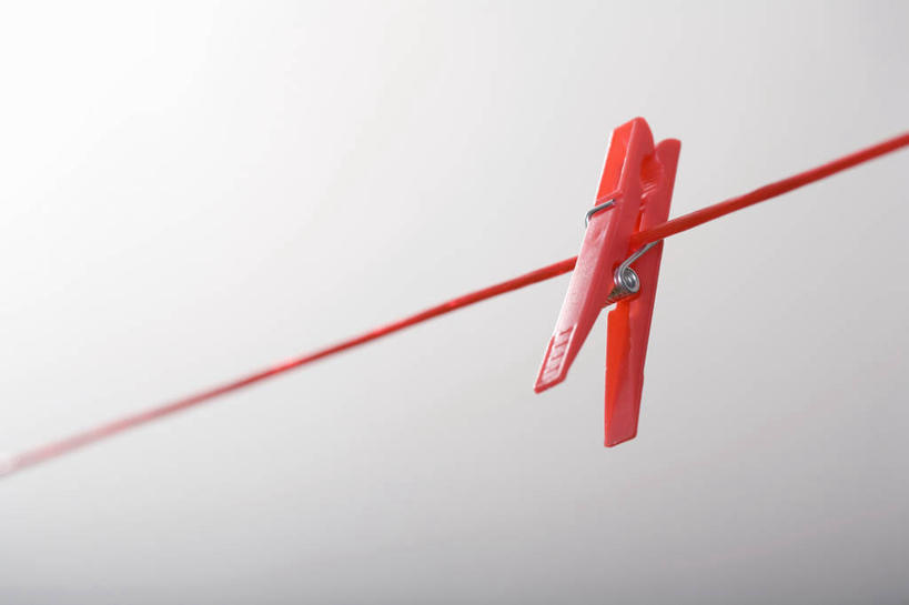 无人,横图,室内,特写,白天,白色背景,仰视,静物,吊挂,悬挂,木制,挂,一个,红色,夹子,晾衣绳,木制品,绳子,摄影,影棚,单个,衣夹,彩图,低角度拍摄,影棚拍摄,拍摄