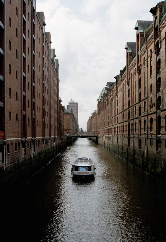 无人,家,竖图,室外,白天,正面,度假,河流,美景,水,城市风光,城市,船,德国,欧洲,阴影,光线,影子,房屋,屋子,河水,景观,水流,云,云朵,公寓,木船,汉堡,云彩,娱乐,洋房,楼房,住宅,蓝色,白云,蓝天,天空,阳光,交通工具,天,享受,休闲,景色,放松,晴朗,舟,西欧,载具,德意志联邦共和国,汉堡市,晴空,彩图,房子,海港