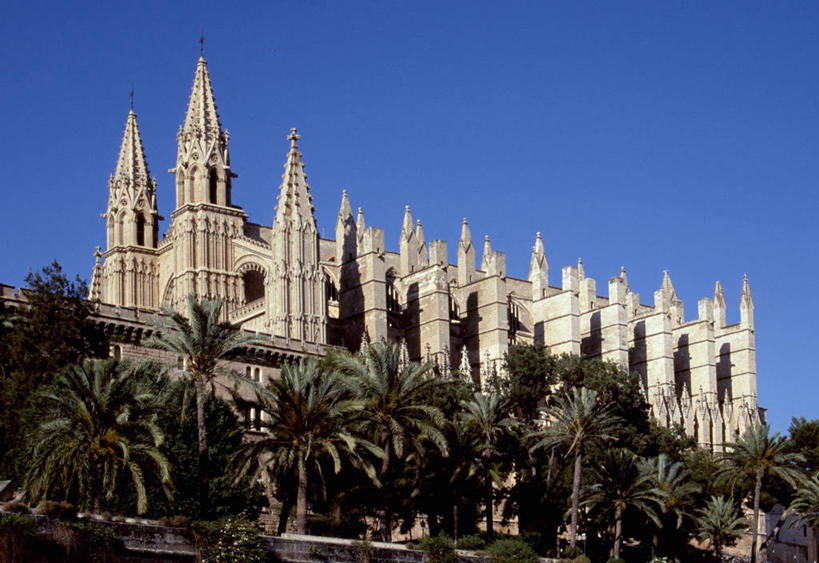 无人,教堂,横图,室外,白天,仰视,旅游,度假,植物,标志建筑,地标,建筑,棕榈树,叶子,西班牙,欧洲,阴影,节日,光线,影子,绿叶,文化,娱乐,建设,树,树木,蓝色,绿色,蓝天,天空,阳光,自然,天,祈祷,享受,休闲,健康,嫩叶,旅游胜地,放松,许愿,宗教,信仰,生长,晴朗,成长,纪念,祈求,基督教,南欧,天主教,信念,棕榈叶,万里无云,帕尔马,马略卡岛,西班牙王国,帕尔马大教堂,巴利阿里群岛,马略卡,平安,叶,叶片,晴空,晴空万里,棕树,棕榈,彩图,低角度拍摄,大教堂,礼拜堂