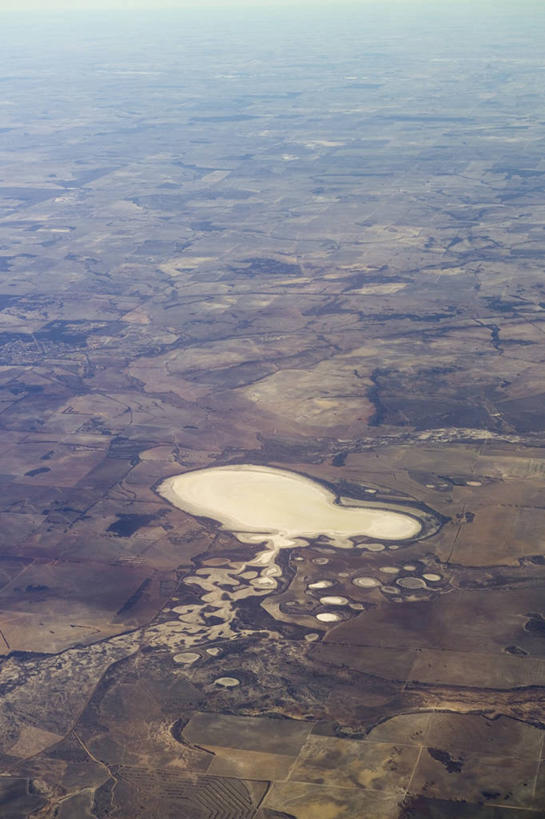 无人,农田,竖图,俯视,航拍,室外,白天,旅游,度假,庄稼,农作物,湖,湖泊,美景,水,美国,阴影,光线,影子,湖面,景观,水流,水面,娱乐,阳光,自然,湖水,享受,休闲,景色,放松,北美,北美洲,犹他州,鸟瞰,自然风光,美洲,北亚美利加洲,亚美利加洲,犹他,蜂窝之州,蜂房州,盐湖,大盐湖,彩图,高角度拍摄,耕地,庄稼田