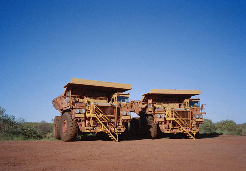 无人,横图,室外,白天,仰视,植物,阴影,光线,影子,车,树,树木,蓝色,绿色,黑色,蓝天,天空,阳光,自然,轮胎,建筑工地,交通工具,天,工程车,橡胶,生长,晴朗,成长,载具,橡胶制品,车胎,万里无云,地盘,建筑地盘,施工地盘,晴空,晴空万里,彩图,低角度拍摄,工地,外胎,翻斗车,自卸汽车