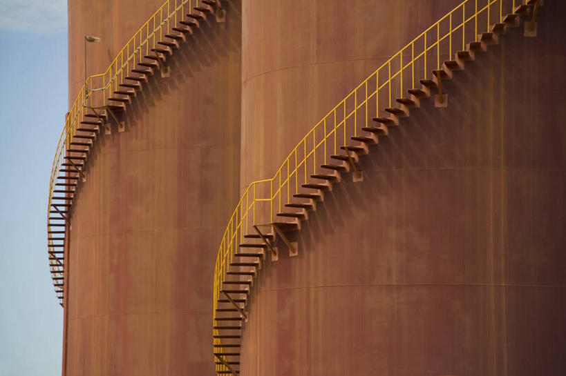 无人,栏杆,横图,室外,白天,正面,楼梯,金属制品,阴影,生锈,光线,金属,扶手,影子,阶梯,护栏,台阶,蓝色,蓝天,天空,阳光,容器,天,油罐,储油罐,晴朗,储藏,腐蚀,侵蚀,储存,万里无云,腐化,锈迹斑斑,存油罐,贮油罐,晴空,晴空万里,彩图,贮存