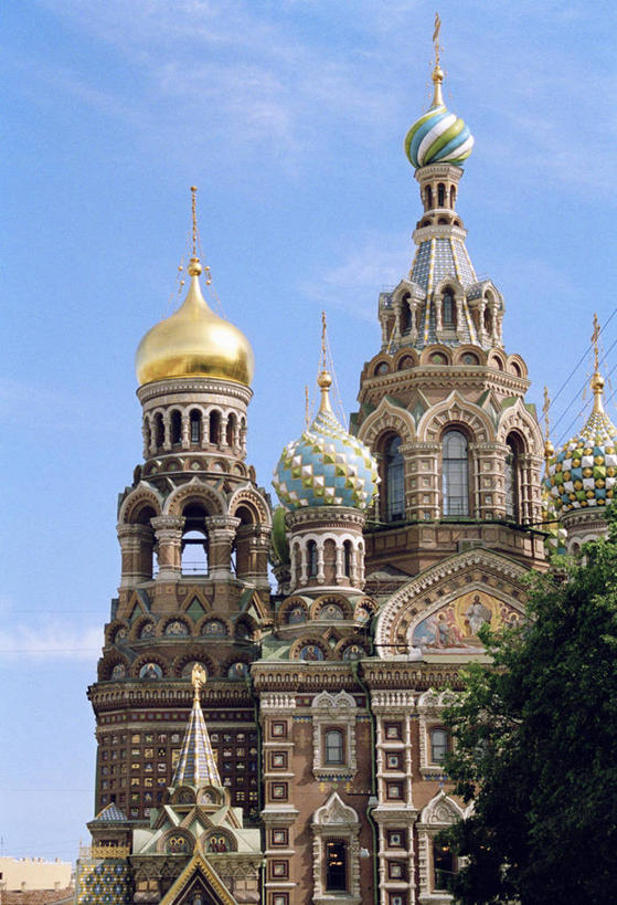 无人,教堂,竖图,室外,白天,正面,旅游,度假,名胜古迹,植物,标志建筑,地标,建筑,欧洲,俄罗斯,亚洲,阴影,节日,遗迹,光线,影子,云,云朵,云彩,古迹,文化,文物,娱乐,建设,古建筑,树,树木,蓝色,绿色,白云,蓝天,天空,阳光,自然,天,祈祷,享受,休闲,健康,旅游胜地,放松,许愿,宗教,信仰,生长,晴朗,成长,纪念,祈求,基督教,天主教,信念,古文明,首府,圣彼得堡,俄联邦,俄罗斯联邦,彼得格勒,列宁格勒,列宁格勒州,圣彼得堡市,滴血大教堂,滴血教堂,喋血大教堂,喋血教堂,复活大教堂,复活教堂,基督喋血大教堂,基督喋血教堂,基督复活教堂,圣彼得堡滴血大教堂,圣彼得堡滴血教堂,圣彼得堡喋血大教堂,圣彼得堡喋血教堂,平安,晴空,彩图,大教堂,礼拜堂