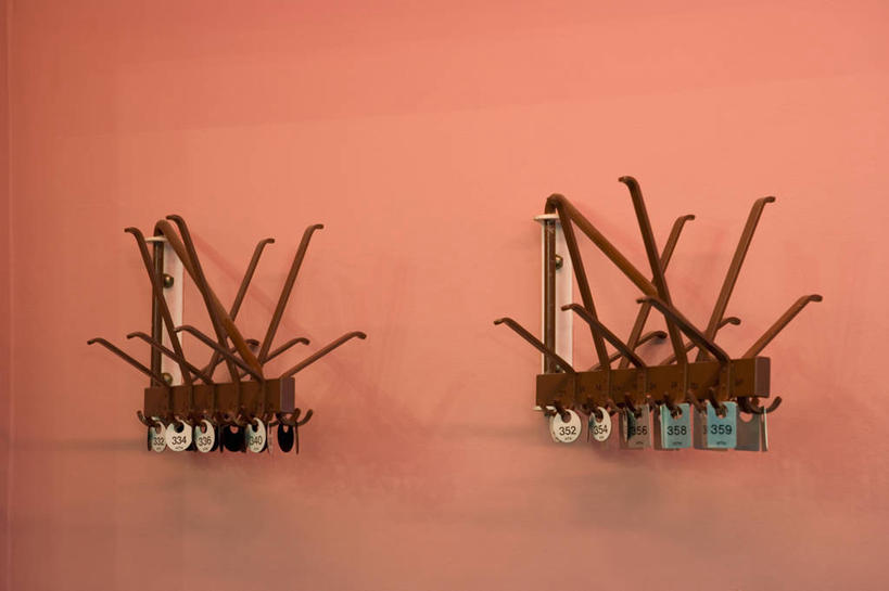 无人,横图,室内,特写,白天,正面,剧院,静物,丰富,木制,英文,标签,标志,文字,字符,字母,褐色,标识,架子,两个,木制品,成熟,英文字母,谦让,随和,衣帽架,彩图,剧场