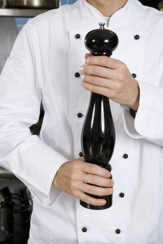 西方人,一个人,厨师,站,竖图,室内,白天,正面,工作服,制服,厨房,厨具,欧洲,欧洲人,仅一个男性,仅一个人,握,工具,调料,调味,香料,佐料,黑胡椒,调味品,拿,调味料,拿着,仅一个年轻男性,白色,站着,握着,胡椒磨,配料,研磨器,作料,工作制服,胡椒研磨器,男人,男性,年轻男性,白种人,厨师长,厨子,大厨,主厨,胡椒,站立,半身,彩图,工作套服,灶间