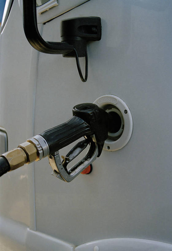 无人,竖图,室外,特写,白天,正面,卡车,汽车,一辆,阴影,光线,影子,车,阳光,交通工具,能源,燃料,资源,载具,能量,汽油,加油枪,计量加油枪,输油枪,油枪,燃油,彩图