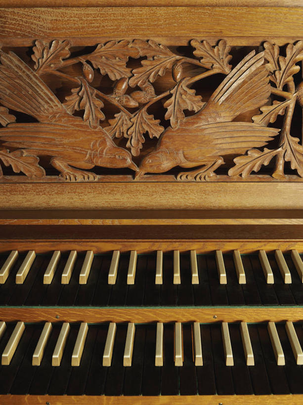 无人,竖图,室内,特写,白天,正面,键盘,静物,装饰,木制,雕刻,乐器,木制品,华丽,修饰,点缀,键盘乐器,风琴,衬托,美观,雅致,雅观,雕镂,雕琢,镌刻,彩图