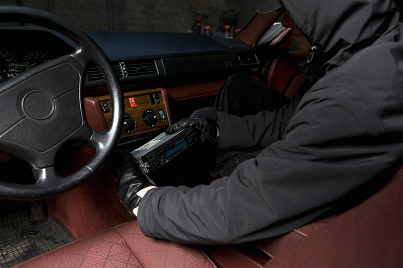 西方人,一个人,横图,俯视,室内,夜晚,机器,仪器,汽车,帽子,欧洲,欧洲人,仅一个男性,仅一个人,仅一个中年男性,一辆,握,服装,标志,数字,文字,字符,指针,拿,拿着,注视,休闲装,设备,标识,运动帽,车,衣服,方向盘,交通工具,轿车,观察,驾驶,看,行驶,休闲,休闲服,鸭舌帽,握着,阿拉伯数字,服饰,观看,控制,犯罪,察看,关注,载具,盗窃,偷窃,仪表盘,小偷,窃贼,盗贼,贼,偷盗,仪表,男人,男性,中年男性,白种人,半身,彩图,高角度拍摄