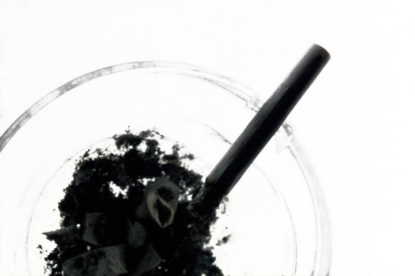 无人,横图,俯视,黑白,室内,特写,白天,白色背景,静物,香烟,玻璃,凌乱,玻璃制品,一个,黑色,烟,摄影,影棚,单个,烟灰缸,烟蒂,混乱,烟碟,烟盅,纷乱,缭乱,庞杂,卷烟,烟草,纸烟,高角度拍摄,影棚拍摄,拍摄,烟屁