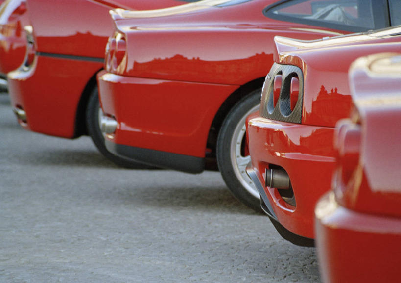 无人,停车场,横图,室外,白天,正面,汽车,照明,一排,停靠,阴影,整齐,反射,影子,灯光,车,灯,排列,红色,灯具,交通工具,轿车,警示,车灯,尾灯,照亮,提醒,照明设备,队列,提示,停泊,载具,四辆,彩图,泊车场