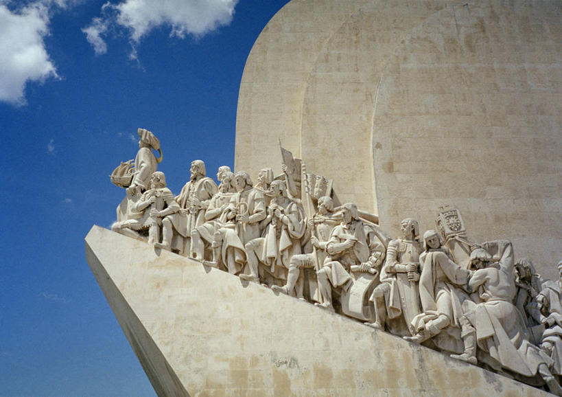 西方人,无人,站,横图,室外,白天,仰视,旅游,度假,名胜古迹,标志建筑,地标,建筑,雕塑,葡萄牙,欧洲,欧洲人,一排,阴影,遗迹,艺术,整齐,装饰,光线,雕刻,雕像,影子,云,云朵,纪念碑,首都,许多人,云彩,古迹,文物,娱乐,建设,古建筑,石雕,里斯本,排列,蓝色,白云,蓝天,天空,阳光,工艺品,天,站着,一群人,享受,休闲,旅游胜地,放松,晴朗,纪念,美术,队列,南欧,主题,陈列,古文明,功能,美学,葡萄牙共和国,发现者纪念碑,男人,男性,年轻男性,年轻女性,女人,女性,中年男性,中年女性,白种人,晴空,站立,彩图,低角度拍摄,全身