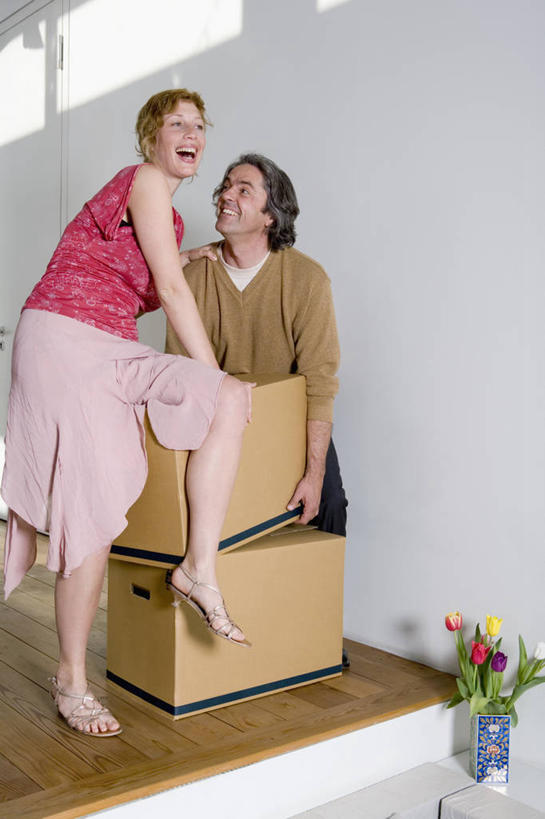 西方人,中年人,两个人,家庭,夫妻,站,笑,搬运,大笑,竖图,室内,白天,正面,裙子,爱情,兴奋,地板,郁金香,叶子,欧洲,欧洲人,握,阴影,服装,盛开,反射,包装,影子,纸箱,墙,绿叶,地面,浪漫,祝福,拿,花蕾,拿着,注视,休闲装,长裙,木地板,墙壁,墙面,花,花瓣,花朵,鲜花,衣服,容器,箱子,花苞,花蕊,观察,看,站着,张嘴,休闲,温暖,温馨,一家人,休闲服,嫩叶,恩爱,握着,恋人,服饰,观看,半身裙,搬家,和睦,察看,迁移,表白,关注,纸板箱,荣誉,张大嘴巴,包装箱,永恒,哈哈大笑,迁居,乔迁,搬迁,男人,男性,女人,女性,中年男性,中年女性,白种人,夫妇,情侣,叶,叶片,张开嘴,郁香,洋荷花,草麝香,搬,站立,彩图,全身,高兴,狂笑,伴侣,融洽