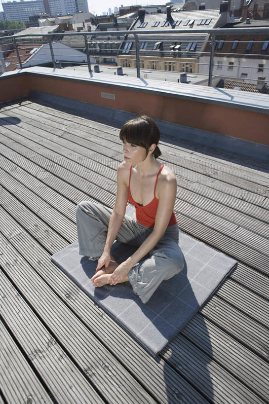 西方人,一个人,栏杆,露台,坐,盘腿,竖图,俯视,室外,白天,锻炼,瑜伽,运动,阳台,吊带,欧洲,欧洲人,仅一个女性,仅一个人,阴影,服装,光线,毯子,影子,围栏,注视,吊带衫,护栏,衣服,红色,阳光,瑜伽垫,垫子,观察,看,仅一个中年女性,养生,服饰,观看,察看,衣着,穿着,关注,瑜伽毯,莲花式,衣饰,体育,女人,女性,中年女性,白种人,盘腿而坐,盘膝,盘着腿的,盘着腿坐,双腿交叉,坐着,彩图,高角度拍摄,全身,健身,露天阳台