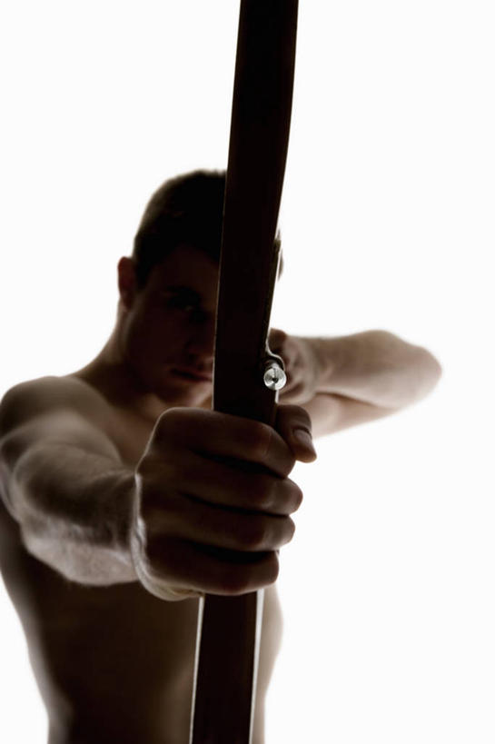 西方人,一个人,运动员,站,竖图,室内,白天,白色背景,正面,锻炼,快乐,比赛,运动,竞争,射箭,欧洲,欧洲人,仅一个男性,仅一个人,握,弓箭,拿,拿着,注视,娱乐,裸露,仅一个年轻男性,观察,看,站着,休闲,握着,摄影,影棚,观看,察看,体育运动,关注,对准,瞄准,裸,箭术,体育,射箭比赛,射箭赛,射箭运动,男人,男性,年轻男性,白种人,体育运动员,运动选手,站立,半身,彩图,影棚拍摄,健身,拍摄