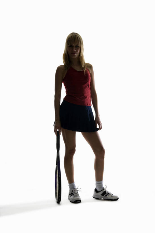 西方人,一个人,运动员,站,竖图,室内,白天,白色背景,正面,裙子,运动鞋,网球,鞋子,欧洲,欧洲人,仅一个年轻女性,仅一个女性,仅一个人,握,服装,背心,网球拍,球拍,网球装备,拿,拿着,注视,运动器械,衣服,红色,观察,看,站着,健身器械,握着,短裙,摄影,服饰,影棚,观看,半身裙,休闲鞋,察看,衣着,穿着,关注,健身器材,衣饰,网球运动,年轻女性,女人,女性,白种人,体育运动员,运动选手,站立,彩图,全身,影棚拍摄,拍摄,运动器材