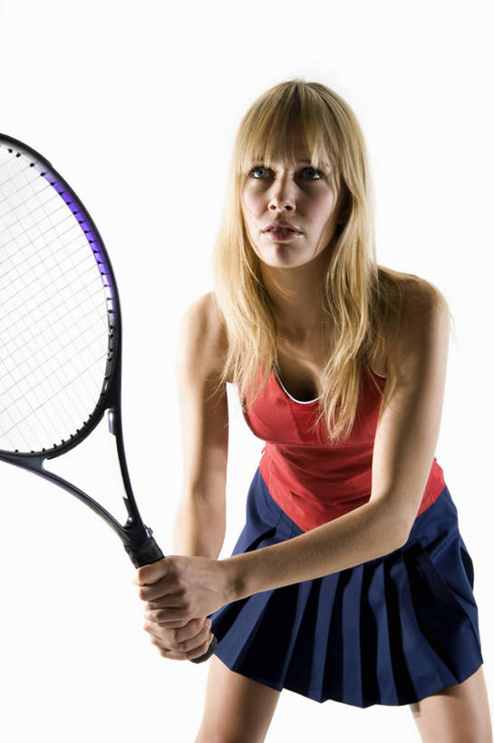 西方人,一个人,运动员,站,竖图,室内,白天,白色背景,正面,裙子,网球,欧洲,欧洲人,仅一个年轻女性,仅一个女性,仅一个人,握,服装,背心,网球拍,球拍,网球装备,拿,拿着,注视,运动器械,衣服,红色,观察,看,站着,健身器械,握着,短裙,摄影,服饰,影棚,观看,半身裙,察看,衣着,穿着,关注,健身器材,衣饰,网球运动,年轻女性,女人,女性,白种人,体育运动员,运动选手,站立,半身,彩图,影棚拍摄,拍摄,运动器材