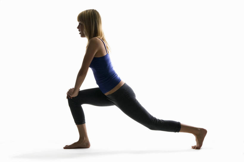 西方人,一个人,运动员,站,横图,室内,白天,白色背景,侧面,锻炼,运动,欧洲,欧洲人,仅一个年轻女性,仅一个女性,仅一个人,撑,服装,背心,注视,光脚,衣服,蓝色,观察,看,站着,赤脚,弓步,摄影,服饰,影棚,观看,张开双腿,察看,撑着,衣着,穿着,关注,衣饰,展开双腿,体育,年轻女性,女人,女性,白种人,体育运动员,运动选手,站立,彩图,全身,影棚拍摄,健身,拍摄,弓箭步,伸展双腿