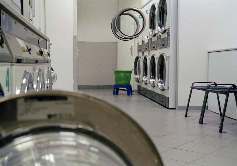 无人,商店,横图,室内,白天,正面,一排,许多,阴影,整齐,并列,并排,反射,电器,影子,凳子,墙,商铺,墙壁,墙面,排列,白色,洗衣机,家电,家用电器,滚筒洗衣机,队列,平行,市肆,商号,清洗,洗涤,彩图,店铺