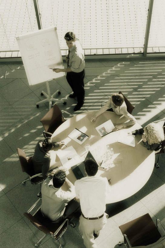 西方人,伙伴,朋友,商务人士,商务男性,商务女性,办公室,站,坐,说,竖图,俯视,室内,白天,衬衫,讨论,友谊,合作,团队,窗户,家具,落地窗,桌子,椅子,欧洲,欧洲人,许多,握,指,阴影,套装,光线,笔,材料,档案,文件,影子,办公桌,办公用品,许多人,注视,指点,玻璃窗,文具,会议椅,学习用品,资料,观察,看,站着,一群人,战略,握着,观看,办公椅,文具用品,察看,指向,关注,文档,商务装,记录板,工薪阶层,记事板,办公家具,联合,合谋,商务椅,培训椅,交流,配合,协作,男人,男性,女人,女性,中年男性,中年女性,白种人,白领,上班族,沟通,讲话,交谈,商讨,说话,谈话,站立,坐着,半身,彩图,高角度拍摄,衬衣