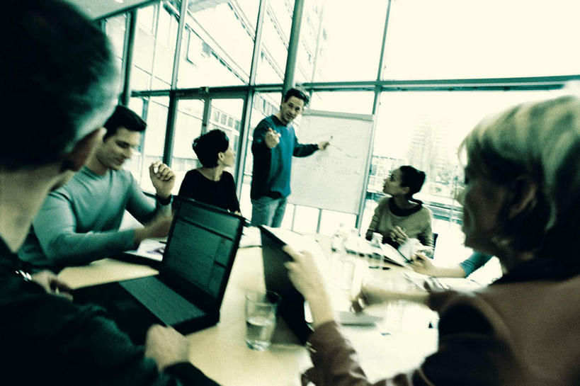 西方人,背部,伙伴,朋友,商务人士,商务男性,商务女性,办公室,站,坐,说,横图,室内,白天,正面,衬衫,讨论,友谊,合作,团队,电脑,笔记本电脑,水,窗户,家具,落地窗,桌子,杯子,椅子,欧洲,欧洲人,指,套装,朦胧,模糊,网络,材料,档案,文件,液体,办公桌,许多人,注视,指点,通讯设备,饮用水,玻璃窗,玻璃制品,会议椅,水杯,资料,矿泉水,观察,看,站着,一群人,战略,观看,办公椅,察看,无线,指向,关注,文档,通信设备,商务装,无线网络,无线上网,便携式电脑,工薪阶层,蒸馏水,办公家具,联合,合谋,商务椅,培训椅,交流,配合,协作,手提电脑,男人,男性,女人,女性,中年男性,中年女性,白种人,白领,上班族,玻璃杯,沟通,讲话,交谈,商讨,说话,谈话,站立,坐着,半身,彩图,衬衣