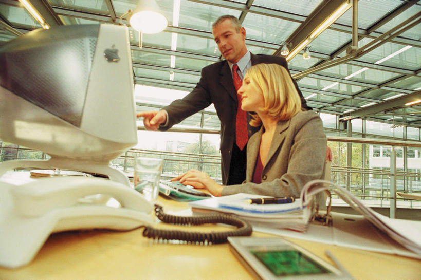 西方人,两个人,伙伴,朋友,商务人士,商务男性,商务女性,办公室,站,笑,说,打电话,微笑,露齿笑,横图,室内,白天,仰视,衬衫,讨论,友谊,合作,团队,电脑,显示器,鼠标,键盘,家具,天花板,桌子,电话,欧洲,欧洲人,握,指,阴影,套装,朦胧,模糊,光线,网络,笔,材料,档案,文件,影子,办公桌,办公用品,钢笔,注视,指点,输入设备,通讯设备,文具,一个,话筒,学习用品,资料,观察,看,站着,电话线,台式电脑,战略,握着,单个,观看,文具用品,察看,指向,关注,文档,通信设备,商务装,工薪阶层,输出设备,办公家具,联合,合谋,交流,配合,协作,男人,男性,女人,女性,中年男性,中年女性,白种人,白领,上班族,电话机,沟通,讲话,交谈,商讨,说话,谈话,通话,站立,半身,彩图,低角度拍摄,衬衣