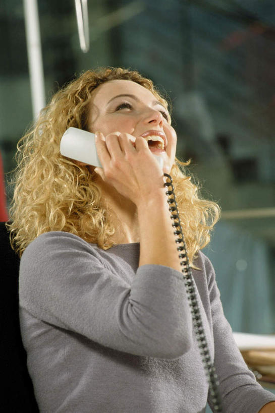 西方人,一个人,商务人士,商务女性,坐,笑,打电话,大笑,竖图,室内,白天,仰视,兴奋,电话,椅子,欧洲,欧洲人,仅一个女性,仅一个人,握,阴影,套装,朦胧,模糊,光线,影子,拿,拿着,注视,通讯设备,一个,话筒,会议椅,观察,看,张嘴,仅一个中年女性,电话线,握着,单个,观看,办公椅,察看,关注,商务装,张大嘴巴,工薪阶层,哈哈大笑,商务椅,培训椅,交流,女人,女性,中年女性,白种人,白领,上班族,电话机,张开嘴,沟通,抬头,通话,仰头,坐着,半身,彩图,低角度拍摄,高兴,狂笑