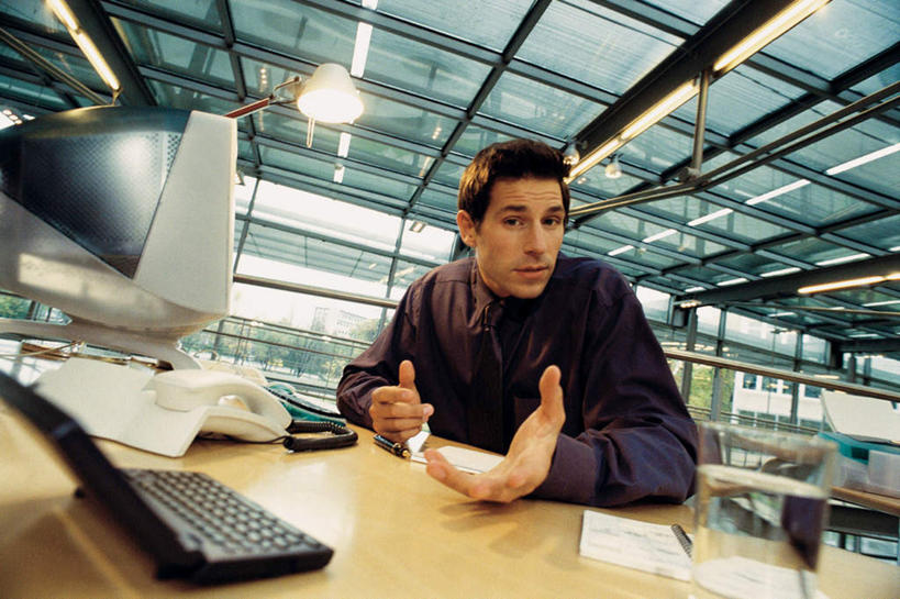 西方人,一个人,商务人士,商务男性,办公室,坐,横图,室内,白天,仰视,衬衫,电脑,显示器,鼠标,键盘,家具,桌子,杯子,椅子,欧洲,欧洲人,仅一个男性,仅一个人,仅一个中年男性,阴影,套装,朦胧,模糊,光线,网络,材料,档案,文件,影子,办公桌,灯光,注视,输入设备,通讯设备,玻璃制品,会议椅,水杯,资料,观察,看,台式电脑,观看,办公椅,察看,关注,文档,通信设备,商务装,工薪阶层,输出设备,办公家具,商务椅,培训椅,男人,男性,中年男性,白种人,白领,上班族,玻璃杯,坐着,半身,彩图,低角度拍摄,衬衣