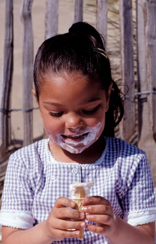 西方人,儿童,手,一个人,栏杆,站,笑,吃,微笑,露齿笑,竖图,室外,特写,白天,正面,纯洁,欧洲,非洲,黑人,欧洲人,双手,仅一个女性,仅一个人,握,阴影,服装,光线,影子,栅栏,篱笆,围栏,冰激凌,清凉,注视,休闲装,护栏,一个,小孩,衣服,冷饮,低头,观察,看,站着,仅一个小孩,休闲,舒服,手部,休闲服,冰淇淋,可爱,童年,童趣,握着,服饰,单个,观看,解暑,察看,关注,解渴,雪糕,童真,烂漫,无邪,舒爽,冰糕,消暑,天真,女孩,女人,女性,白种人,非洲人,孩子,嚼,食,站立,半身,彩图,女生