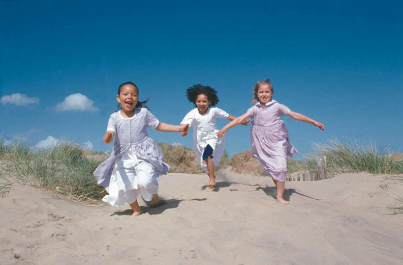 西方人,儿童,三个人,伙伴,朋友,跑,握手,笑,微笑,露齿笑,横图,室外,白天,正面,裙子,友谊,纯洁,草地,草坪,沙滩,植物,欧洲,欧洲人,阴影,连衣裙,服装,光线,沙子,影子,海岸,云,云朵,沙地,云彩,注视,休闲装,草,小孩,衣服,蓝色,绿色,白云,蓝天,天空,阳光,天,观察,看,休闲,休闲服,可爱,童年,童趣,服饰,晴朗,观看,察看,关注,童真,烂漫,无邪,天真,友情,女孩,女人,女性,白种人,海滩,晴空,搀手,拉手,跑步,手拉手,手握手,彩图,全身,女生