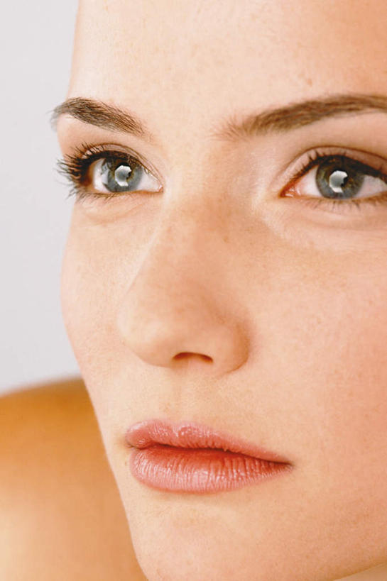 西方人,脸,头,眼睛,鼻子,嘴,脸颊,眉毛,睫毛,一个人,竖图,室内,特写,白天,白色背景,正面,欧洲,欧洲人,瞳孔,仅一个年轻女性,仅一个女性,仅一个人,墙,注视,肩膀,墙壁,墙面,观察,看,眼部,摄影,影棚,观看,察看,关注,年轻女性,女人,女性,白种人,头部,鼻,鼻孔,睫,口,口腔,脸部,脸蛋,眉,面部,眼,眼睫毛,眼眉,嘴巴,嘴唇,半身,彩图,影棚拍摄,拍摄,眼眉毛