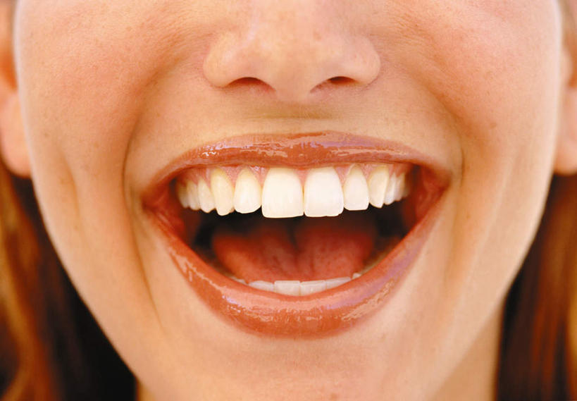 西方人,鼻子,牙齿,一个人,笑,大笑,横图,室内,特写,白天,正面,兴奋,欧洲,欧洲人,仅一个年轻女性,仅一个女性,仅一个人,阴影,光线,影子,注视,观察,看,张嘴,观看,察看,关注,张大嘴巴,哈哈大笑,年轻女性,女人,女性,白种人,鼻,鼻孔,齿,牙,牙龈,张开嘴,半身,彩图,高兴,狂笑