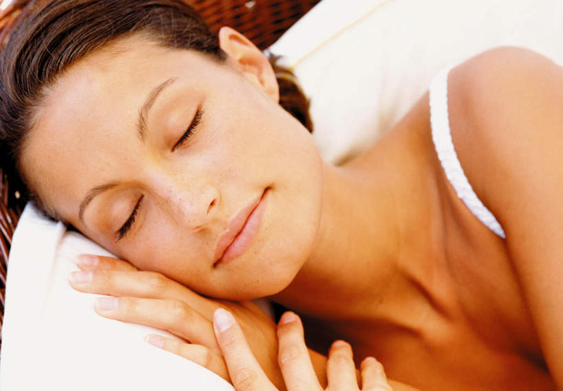 西方人,脸,头,脸颊,躺,闭眼,睡,横图,俯视,室外,特写,白天,沙发,欧洲,欧洲人,阴影,服装,朦胧,模糊,光线,影子,休闲装,肩膀,衣服,休闲,休闲服,服饰,布艺沙发,卧着,白种人,头部,脸部,脸蛋,面部,闭眼睛,闭着眼,闭着眼睛,困,困觉,寝息,睡觉,躺着,卧,半身,彩图,高角度拍摄