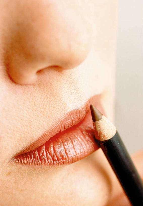 西方人,脸,头,嘴,脸颊,一个人,竖图,室内,特写,白天,白色背景,正面,兴奋,热情,欧洲,欧洲人,仅一个年轻女性,仅一个女性,仅一个人,握,阴影,光线,影子,开放,拿,拿着,唇刷,红色,唇彩,化妆刷,刷子,健康,温暖,奔放,活力,积极,激情,握着,摄影,朝气,影棚,暖色,吉祥,美容工具,生命,饱满,彩妆刷,化妆工具,革命,热烈,赤色,充实,斗志,喜气,主动,尤物,年轻女性,女人,女性,白种人,头部,口,口腔,脸部,脸蛋,面部,嘴巴,嘴唇,半身,彩图,影棚拍摄,欢乐,拍摄,佳丽,丽人,美人