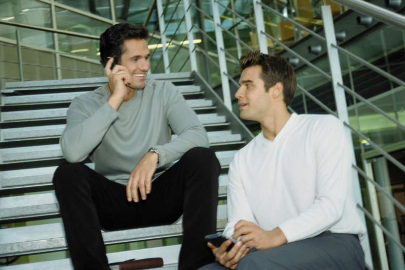 西方人,两个人,同事,商务人士,商务男性,栏杆,坐,笑,说,打电话,微笑,露齿笑,横图,室内,白天,正面,衬衫,西装,讨论,成功,合作,团队,集体,信心,楼梯,电话,手机,欧洲,欧洲人,握,阴影,套装,正装,光线,扶手,影子,阶梯,领带,拿,拿着,注视,职业装,通讯设备,队伍,护栏,台阶,观察,看,握着,观看,察看,领导,成就,关注,商务装,合伙,领袖,工薪阶层,交流,男人,男性,年轻男性,白种人,白领,上班族,沟通,讲话,交谈,商讨,说话,抬头,谈话,通话,仰头,坐着,半身,彩图,衬衣