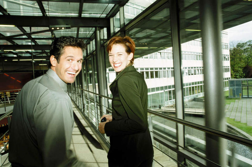 西方人,两个人,伙伴,朋友,商务人士,商务男性,商务女性,走,笑,微笑,露齿笑,横图,室内,白天,衬衫,西装,友谊,合作,团队,窗户,落地窗,欧洲,欧洲人,阴影,套装,正装,光线,影子,走道,走廊,过道,领带,注视,职业装,玻璃窗,背面,观察,看,战略,转身,观看,察看,关注,商务装,工薪阶层,联合,合谋,回身,配合,协作,男人,男性,年轻男性,年轻女性,女人,女性,白种人,白领,上班族,步行,散步,走路,半身,彩图,衬衣