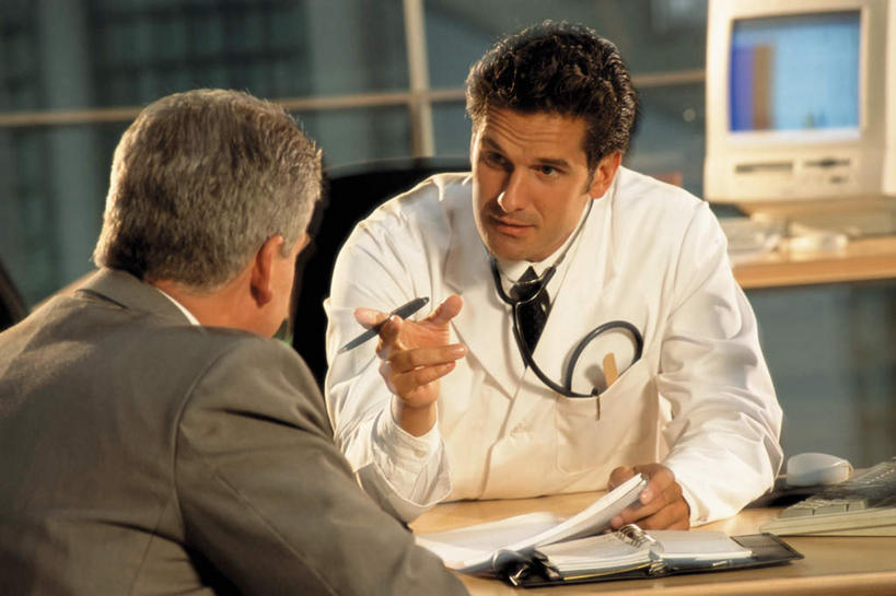 西方人,背部,两个人,医生,病人,办公室,坐,说,横图,室内,白天,正面,讨论,电脑,显示器,鼠标,键盘,窗户,家具,落地窗,桌子,欧洲,欧洲人,握,指,阴影,服装,光线,网络,笔,材料,档案,文件,影子,纸,办公桌,办公用品,记事本,拿,拿着,注视,指点,休闲装,输入设备,通讯设备,玻璃窗,文具,衣服,本子,笔记本,手稿,听诊器,学习用品,资料,观察,看,医护人员,医疗人员,休闲,休闲服,台式电脑,握着,服饰,观看,文具用品,证明,察看,医疗设备,指向,关注,文档,医疗器械,通信设备,医疗工具,输出设备,办公家具,检测工具,交流,男人,男性,中年男性,白种人,大夫,患者,就医者,沟通,讲话,交谈,商讨,说话,谈话,坐着,半身,彩图