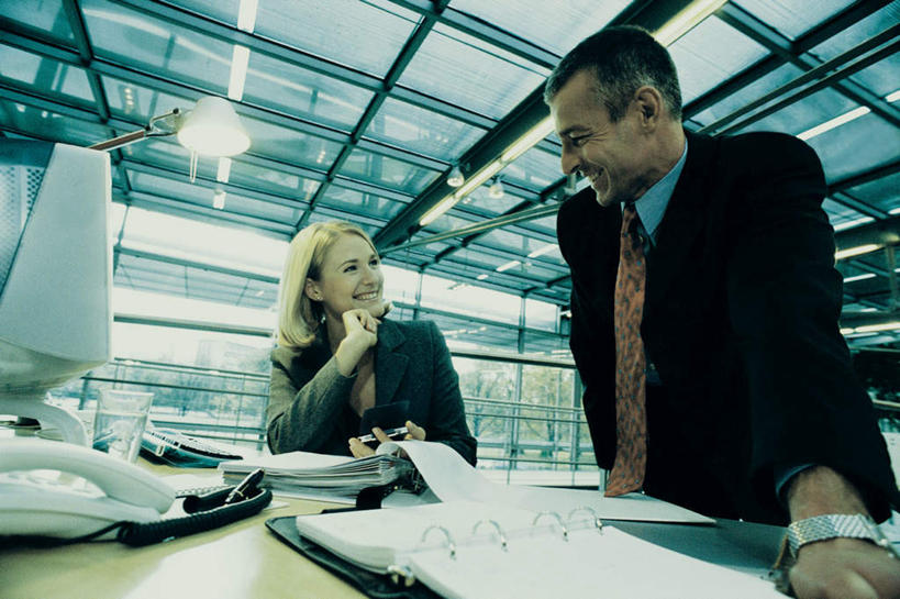 西方人,两个人,伙伴,朋友,商务人士,商务男性,商务女性,办公室,站,坐,笑,说,微笑,露齿笑,横图,室内,白天,仰视,衬衫,西装,讨论,友谊,合作,团队,电脑,显示器,鼠标,键盘,家具,台灯,桌子,照明,欧洲,欧洲人,撑,阴影,套装,正装,时间,光线,网络,时钟,手表,影子,办公桌,灯光,领带,计时,托腮,注视,职业装,输入设备,通讯设备,灯,灯具,钟表,观察,看,托,站着,表,台式电脑,战略,观看,腕表,照亮,察看,照明设备,关注,托下巴,通信设备,商务装,记录板,工薪阶层,输出设备,记事板,办公家具,联合,合谋,交流,配合,协作,男人,男性,年轻男性,年轻女性,女人,女性,白种人,白领,上班族,钟,沟通,讲话,交谈,商讨,说话,抬头,谈话,仰头,站立,坐着,半身,彩图,低角度拍摄,衬衣