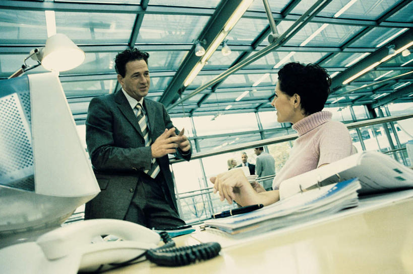 西方人,两个人,商务人士,商务男性,商务女性,办公室,站,坐,说,打电话,横图,室内,白天,仰视,衬衫,讨论,电脑,显示器,鼠标,键盘,窗户,家具,落地窗,台灯,桌子,电话,照明,欧洲,欧洲人,握,阴影,套装,服装,光线,网络,材料,档案,文件,影子,纸,办公桌,灯光,拿,拿着,注视,休闲装,输入设备,通讯设备,顶灯,玻璃窗,灯,衣服,话筒,手稿,资料,灯具,观察,看,站着,休闲,休闲服,电话线,台式电脑,握着,服饰,观看,证明,照亮,察看,照明设备,关注,文档,通信设备,商务装,工薪阶层,输出设备,办公家具,交流,男人,男性,年轻男性,年轻女性,女人,女性,白种人,白领,上班族,电话机,沟通,讲话,交谈,商讨,说话,谈话,通话,站立,坐着,半身,彩图,低角度拍摄,衬衣