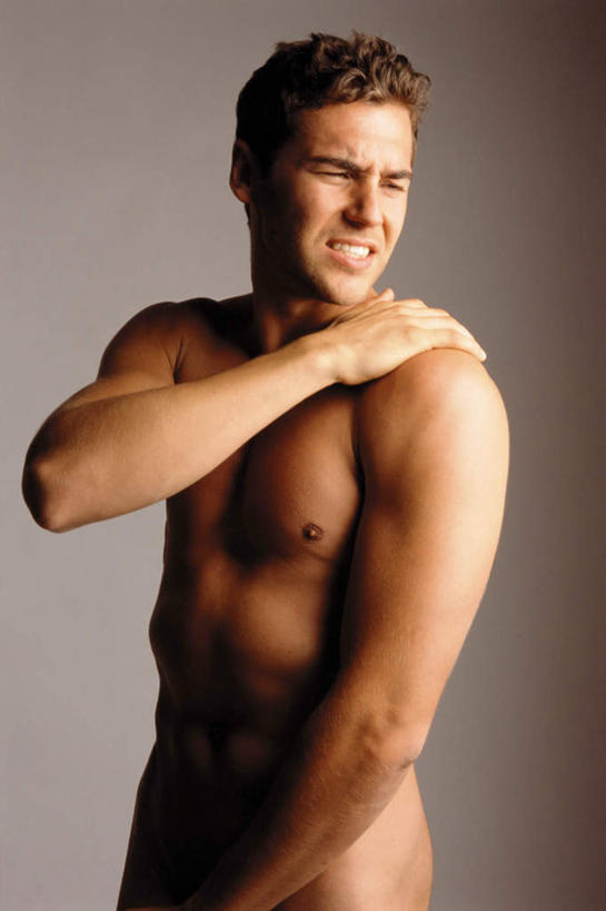 西方人,肌肉,健壮,一个人,站,笑,摸,微笑,露齿笑,竖图,室内,白天,正面,欧洲,欧洲人,仅一个男性,仅一个人,抚摸,阴影,灰色背景,光线,影子,扭头,注视,裸露,仅一个年轻男性,观察,看,站着,转头,健康,活力,力量,帅哥,摄影,影棚,赤裸,观看,飘逸,青春,美男,察看,强壮,关注,裸,萧洒,潇洒,花美男,靓仔,俊男,美男子,型男,男人,男性,年轻男性,白种人,触摸,接触,站立,半身,彩图,影棚拍摄,拍摄