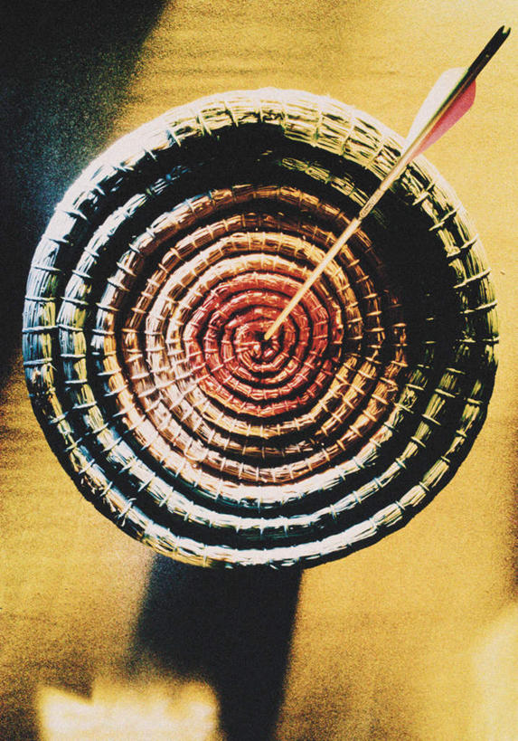 无人,竖图,室内,特写,白天,正面,静物,阴影,朦胧,模糊,光线,影子,墙,运动器械,墙壁,墙面,黄色,箭,靶子,健身器械,健身器材,彩图,运动器材