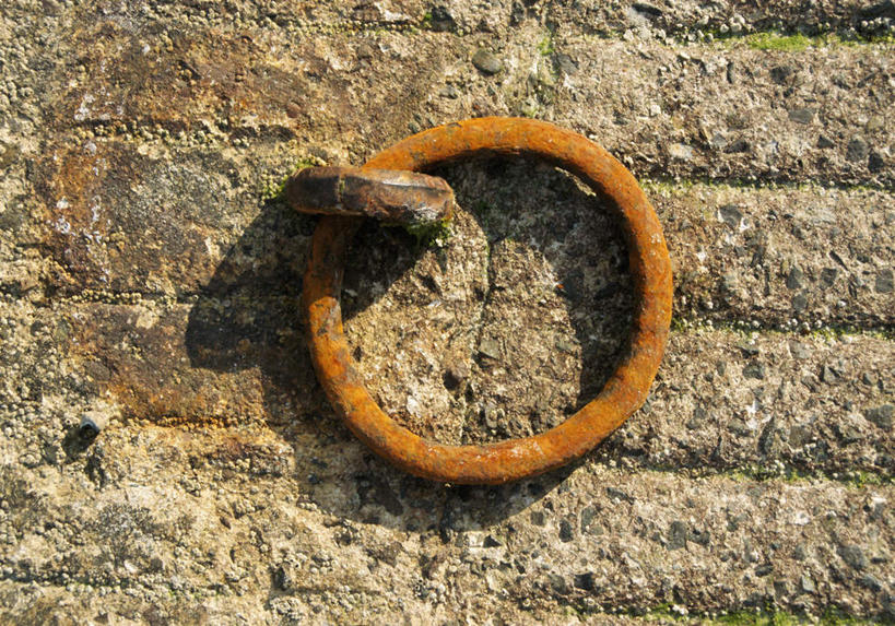 无人,横图,室内,特写,白天,正面,石头,静物,金属制品,吊挂,悬挂,阴影,光线,金属,环,石子,影子,墙,挂,墙壁,墙面,石块,岩石,彩图