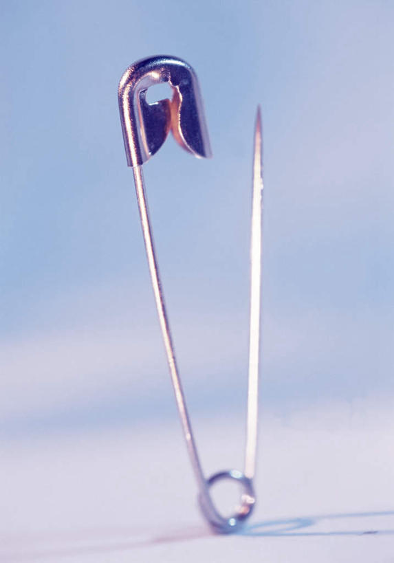 无人,竖图,室内,特写,白天,正面,静物,金属制品,阴影,蓝色背景,朦胧,模糊,光线,金属,影子,办公用品,别针,文具,一个,摄影,影棚,单个,办公设备,文具用品,文化工具,彩图,影棚拍摄,拍摄,安全别针