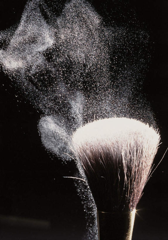 无人,竖图,室内,特写,白天,正面,静物,许多,黑色背景,朦胧,模糊,粉末,颗粒,烟雾,一个,化妆刷,刷子,粉,摄影,影棚,单个,腮红刷,灰尘,美容工具,彩妆刷,化妆工具,粉状,彩图,影棚拍摄,拍摄