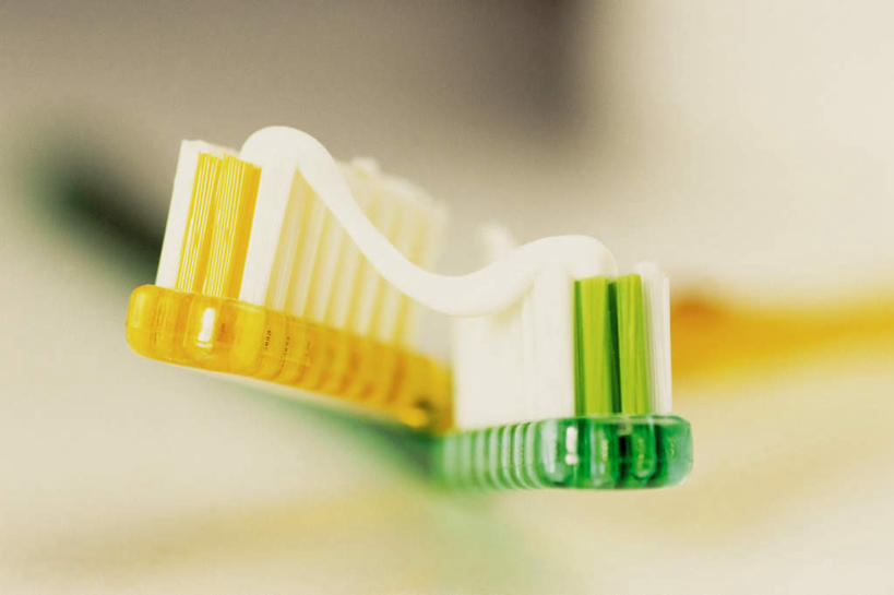 无人,横图,室内,特写,白天,正面,阴影,朦胧,模糊,光线,牙膏,牙刷,影子,两个,黄色,绿色,白色,日用品,清洁,洗漱用品,卫生,彩图