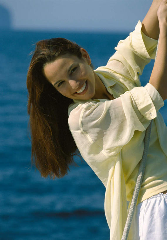 西方人,一个人,站,举,笑,微笑,露齿笑,竖图,室外,白天,侧面,海浪,海洋,欧洲,欧洲人,仅一个年轻女性,仅一个女性,仅一个人,握,阴影,服装,朦胧,模糊,光线,影子,浪花,水平线,辽阔,海平线,拿,拿着,注视,休闲装,衣服,蓝色,蓝天,天空,阳光,海水,天,观察,看,托,站着,休闲,广阔,休闲服,握着,服饰,转身,晴朗,观看,一望无际,察看,关注,海景,万里无云,无边无际,一马平川,回身,尤物,年轻女性,女人,女性,白种人,大海,风浪,海,海水的波动,近岸浪,涌浪,晴空,晴空万里,举起,举手,举着,向上举,向上伸,向上托,站立,半身,彩图,水天相接,水天一线,佳丽,丽人,美人